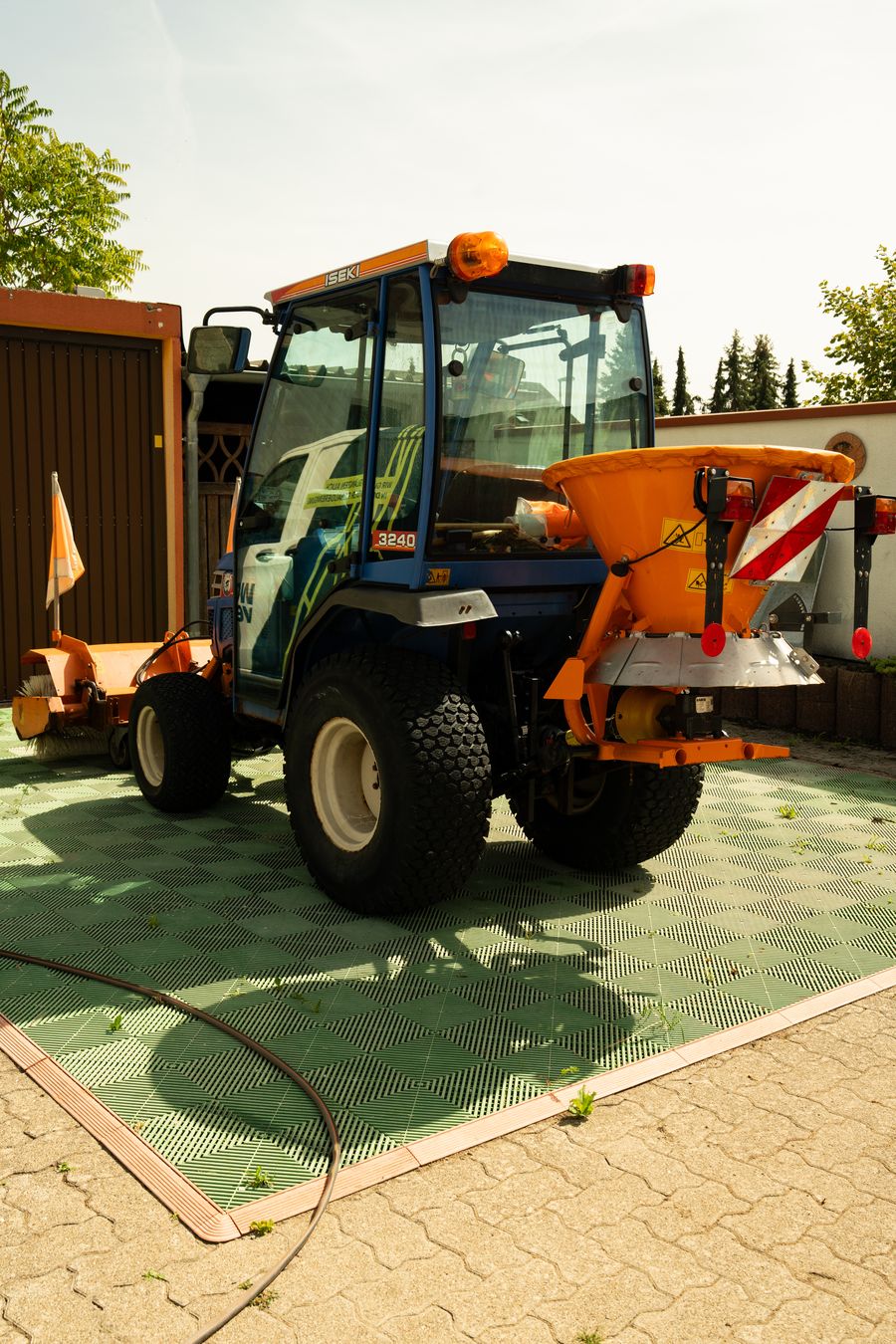 WOHLverde-Traktor mit Streuer